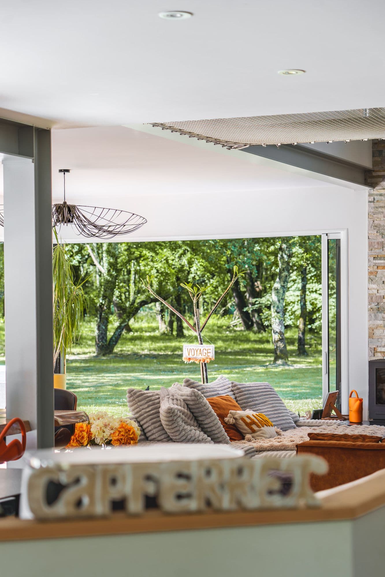 Les lettres décoratives Cap Ferret dans le séjour de la Chill House, clin d'œil au Bassin d'Arcachon