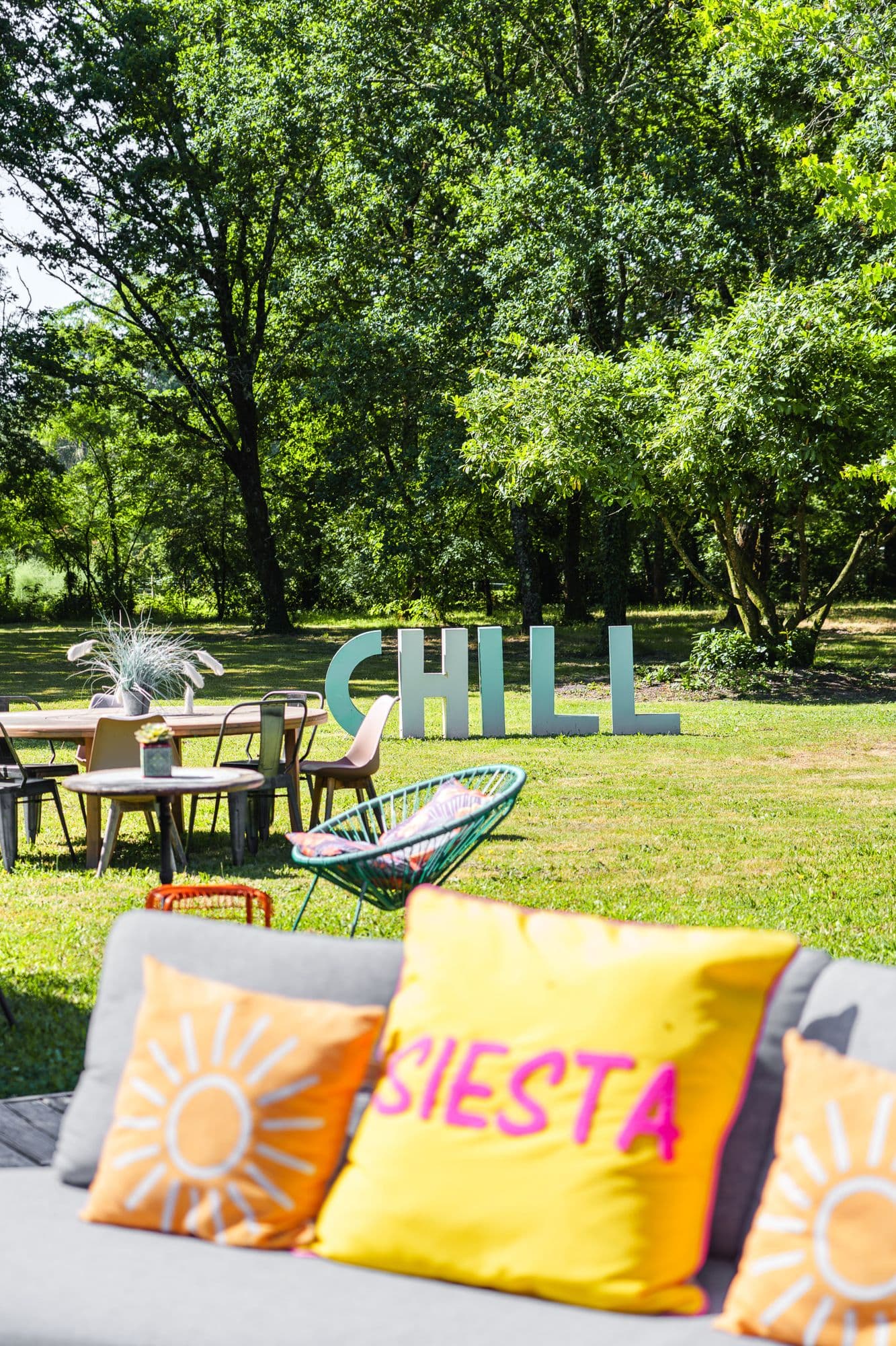 Coussins Siesta au soleil, lettres CHILL dans le parc