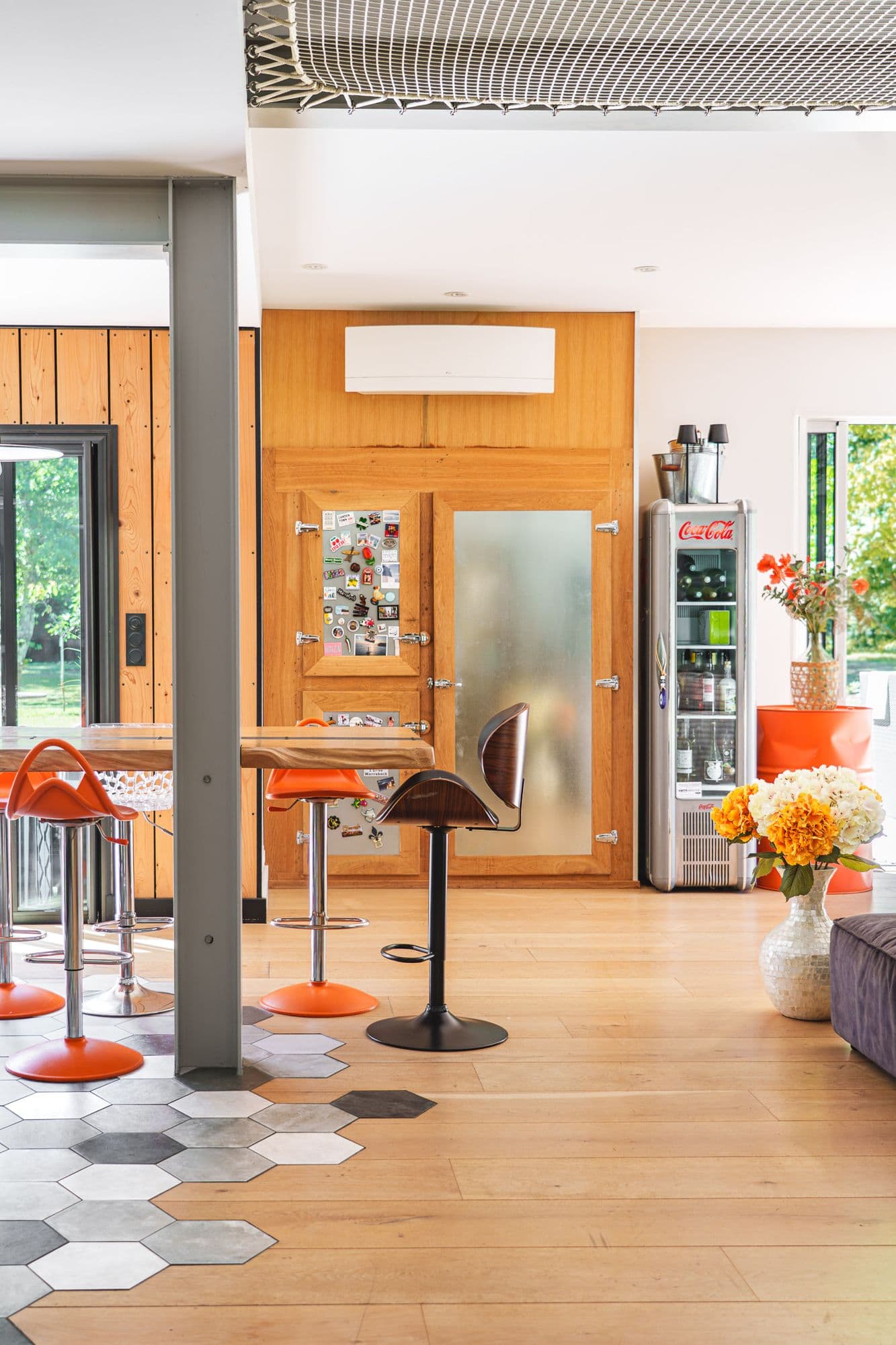 Le bar de la cuisine et ses tabourets orange
