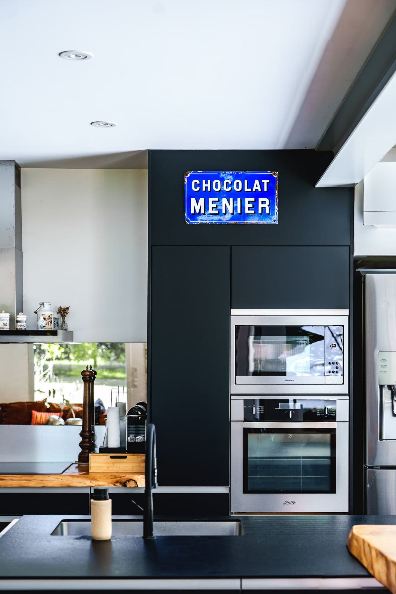 La cuisine noire et sa plaque Chocolat Menier