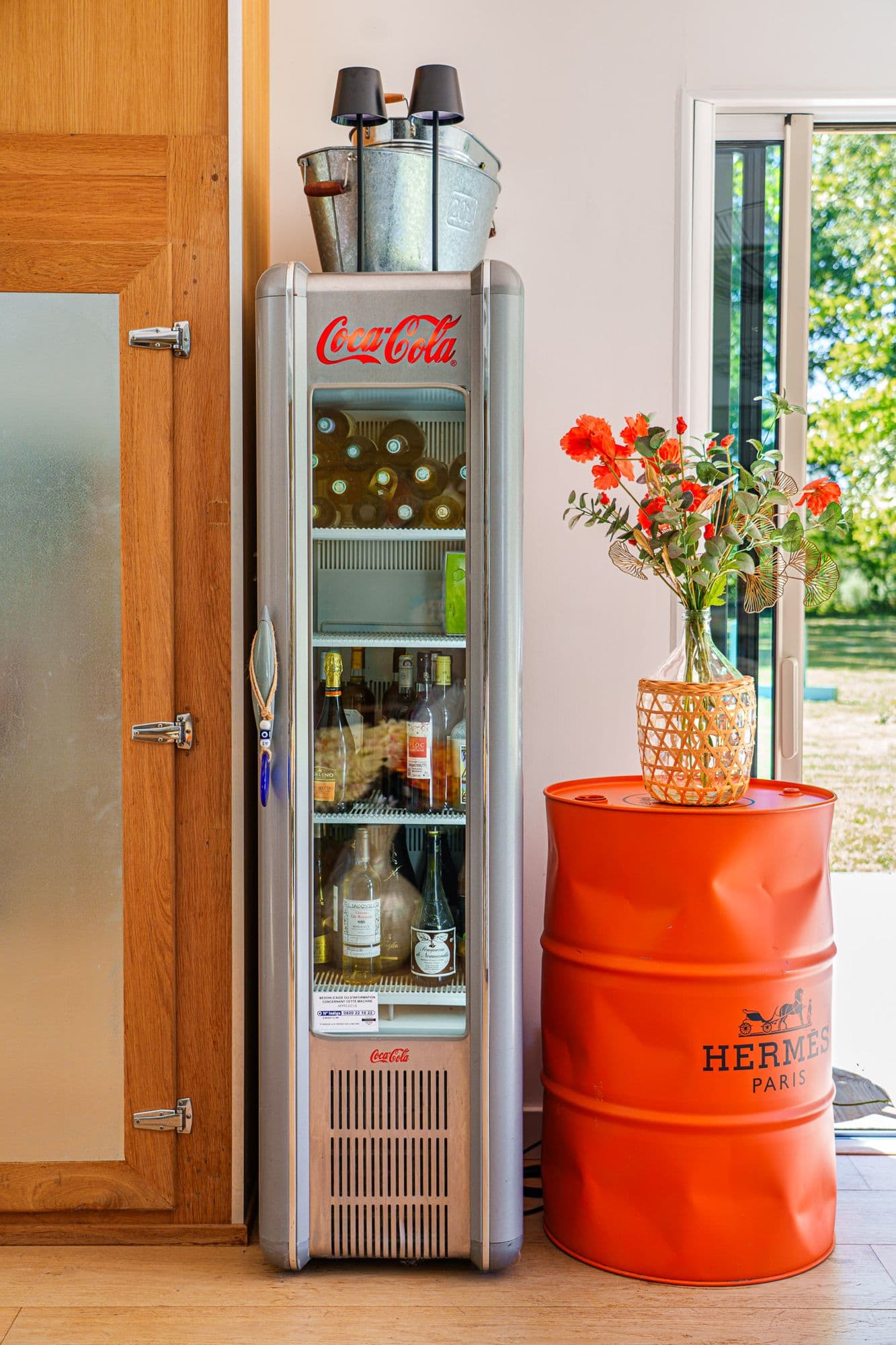 Le frigo vitrine rétro et le fût orange