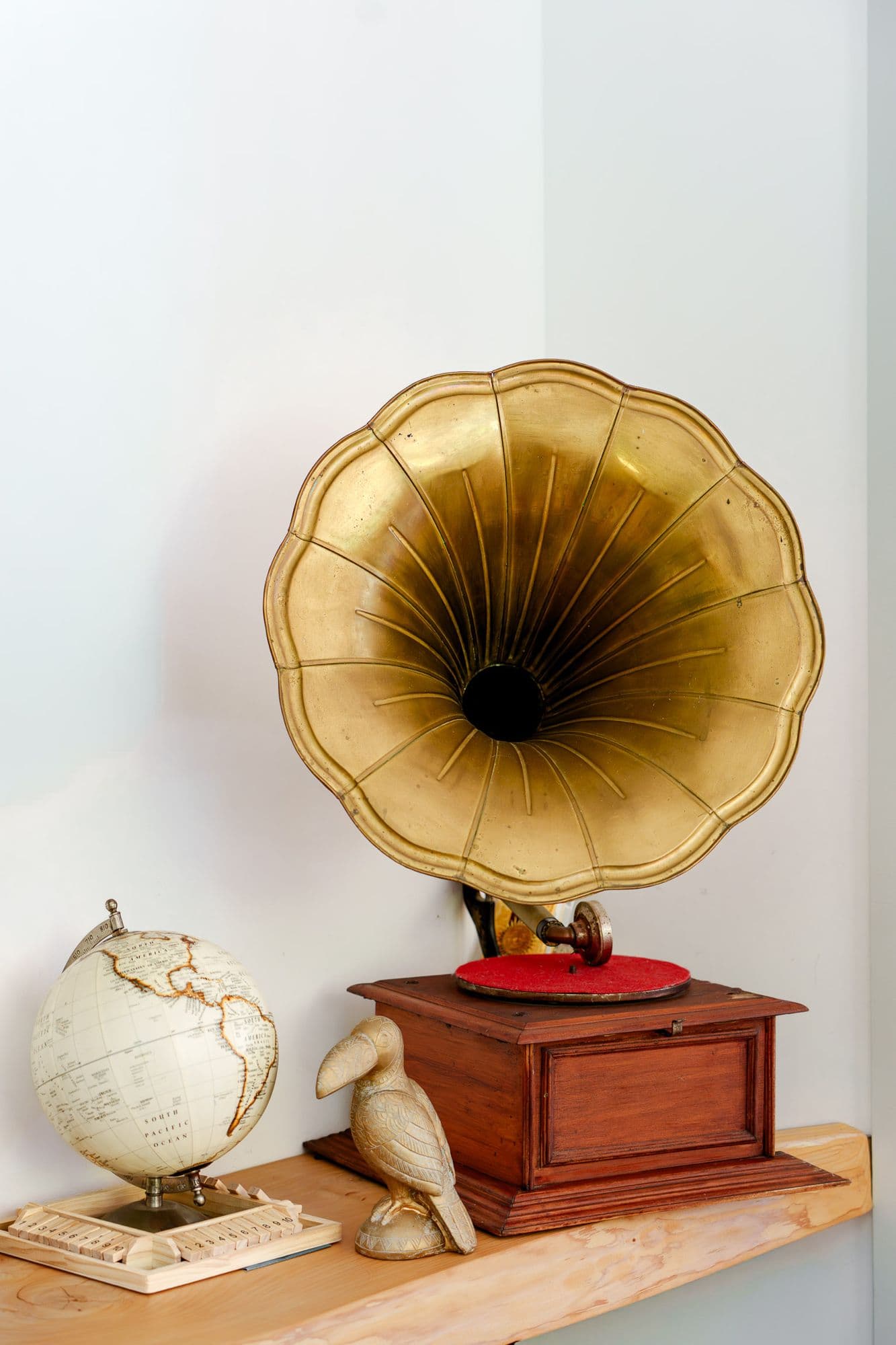 Le gramophone doré et le globe