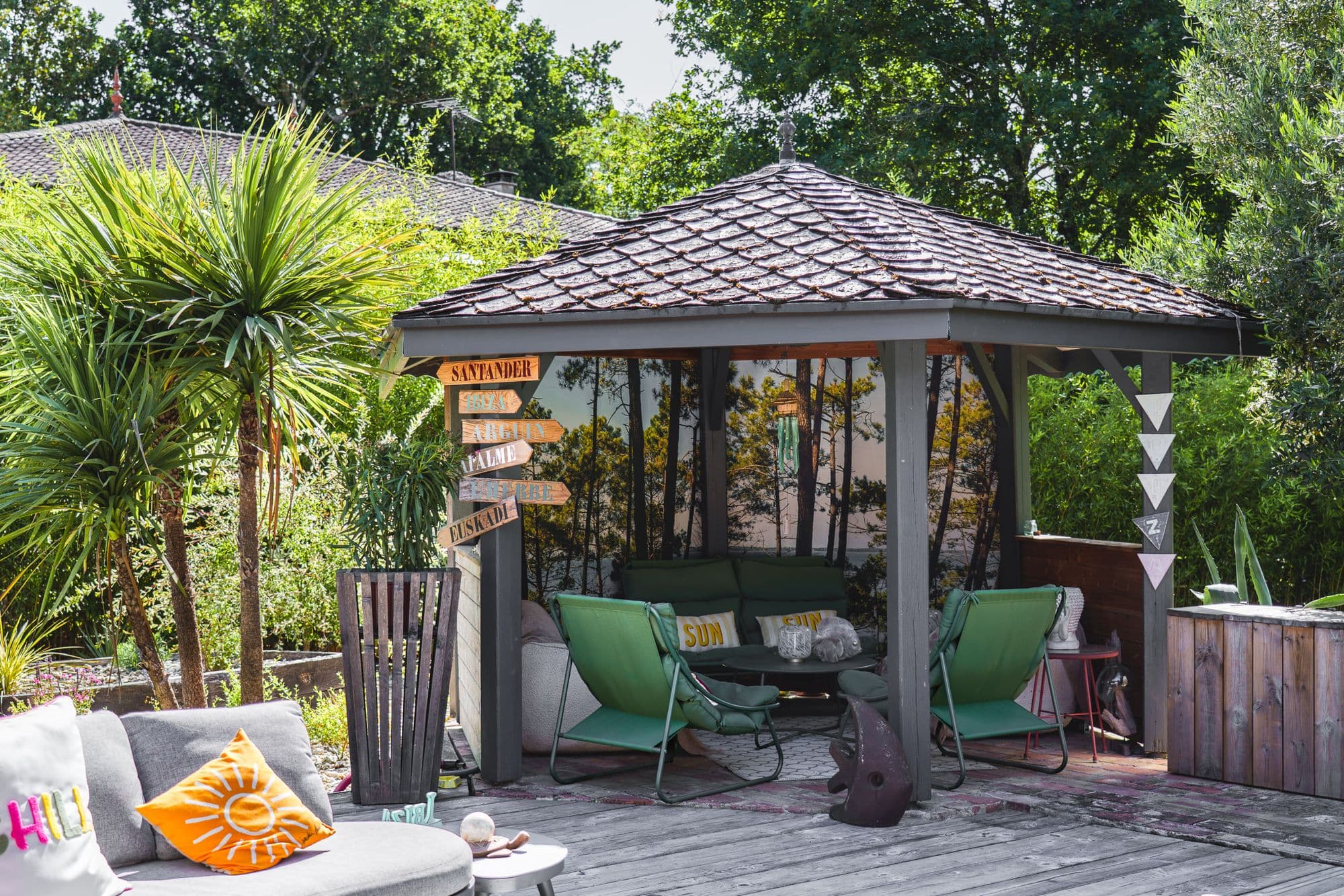 Le kiosque du jardin de la Chill House, prêt pour la soirée