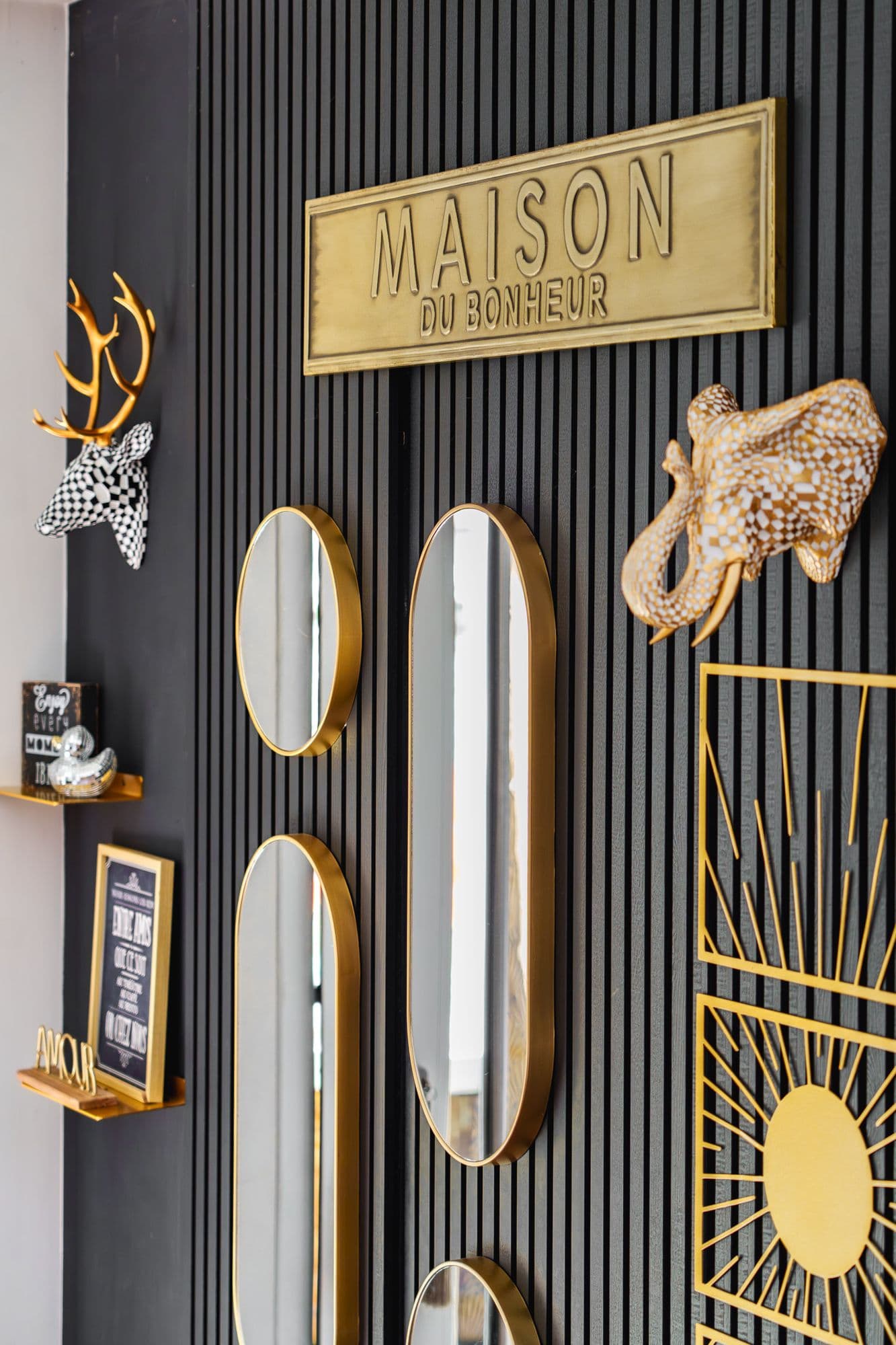 Le mur d'entrée « Maison du bonheur »
