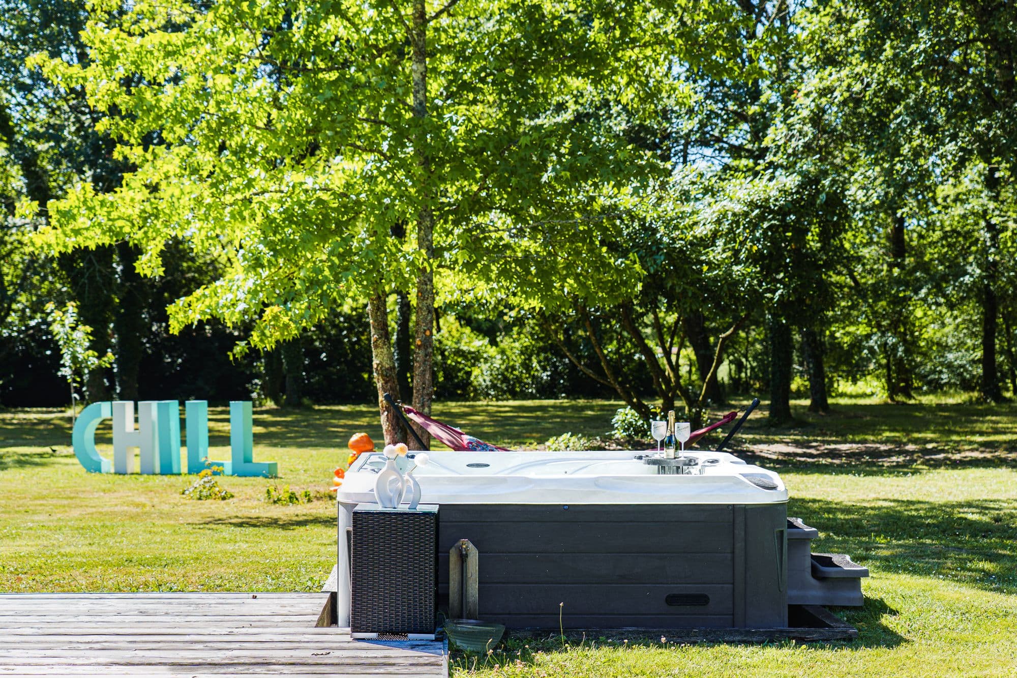 Le parc, le spa et les lettres CHILL dans la lumière de fin de journée