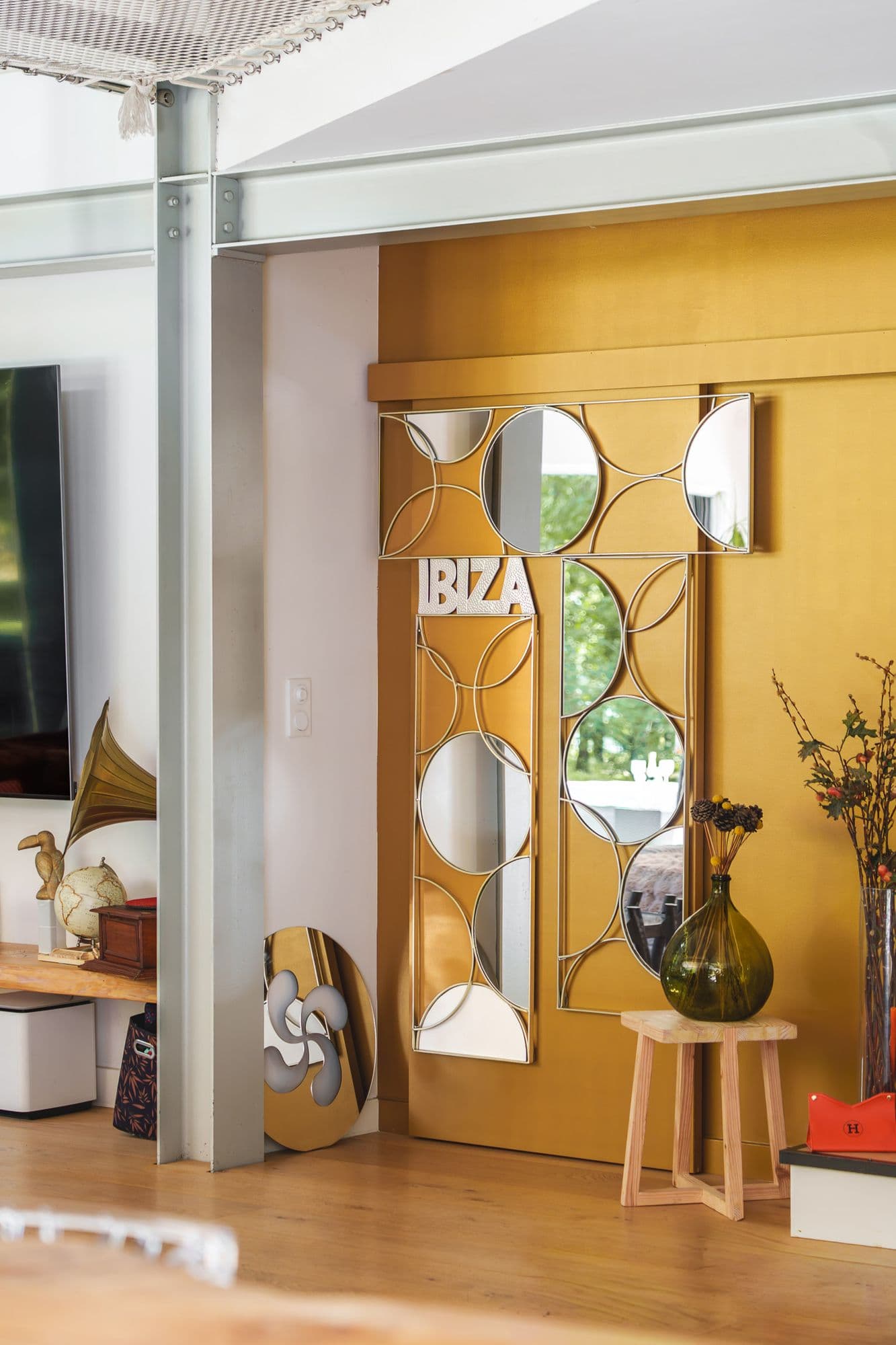 La porte dorée Ibiza et ses miroirs, décor signature de la maison