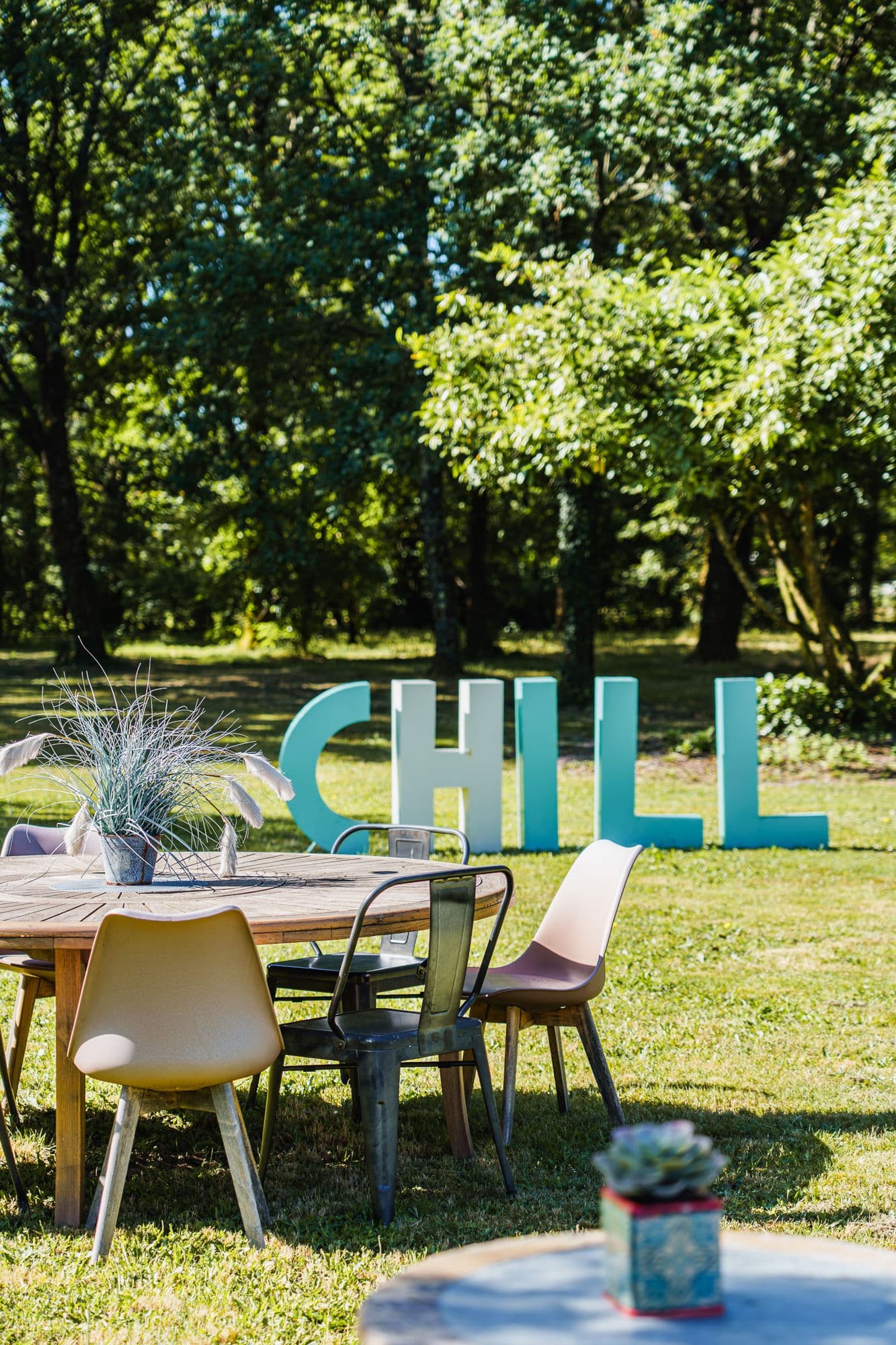 Le coin repas de la garden party dans le parc