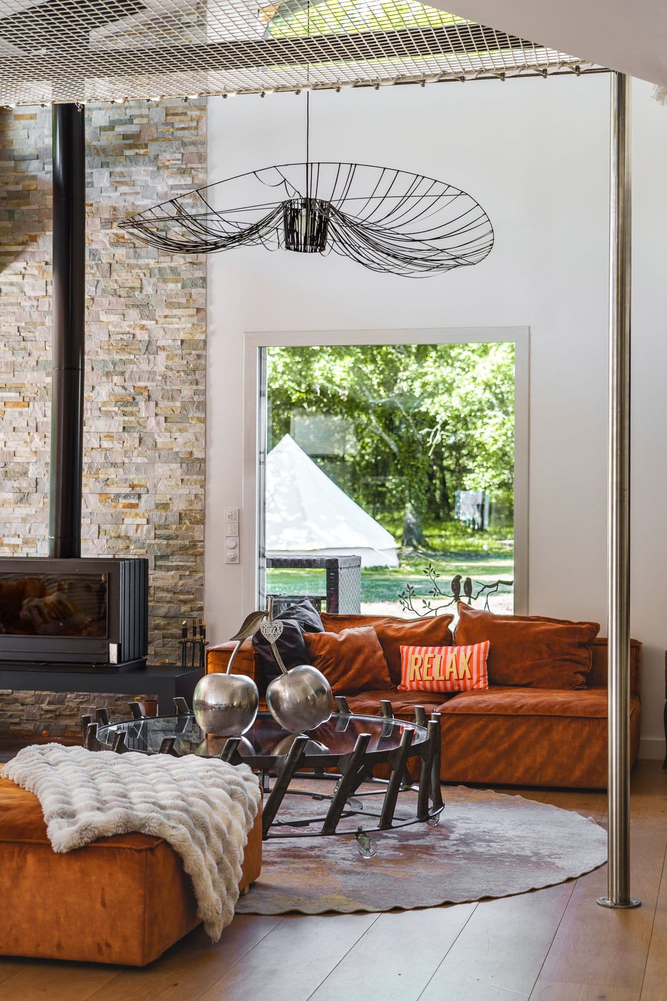 Le coin cheminée, le tipi visible par la fenêtre