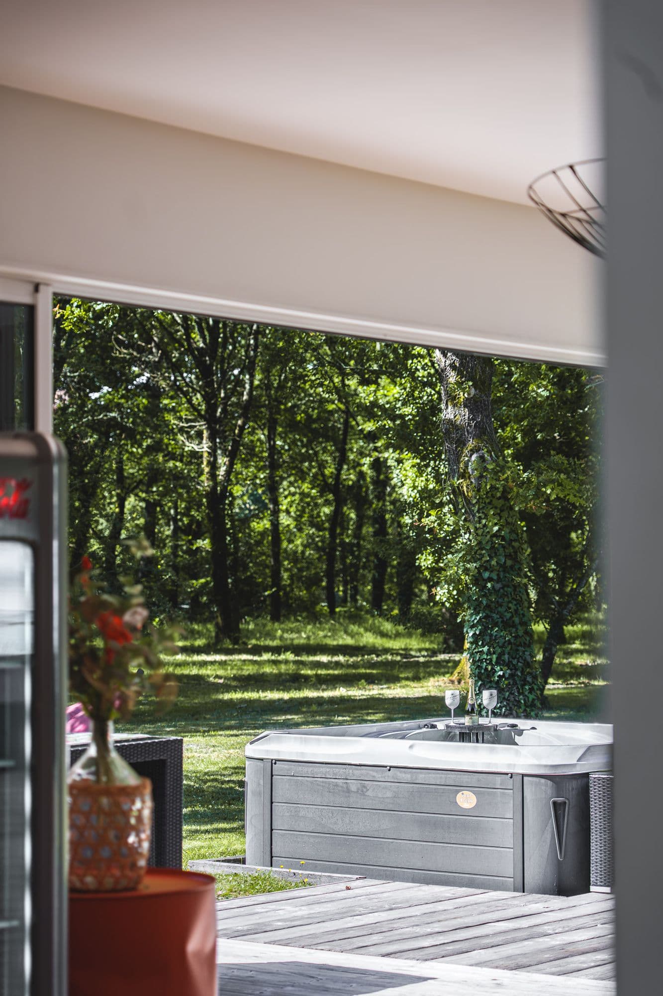 Le spa sur la terrasse, vu depuis la maison