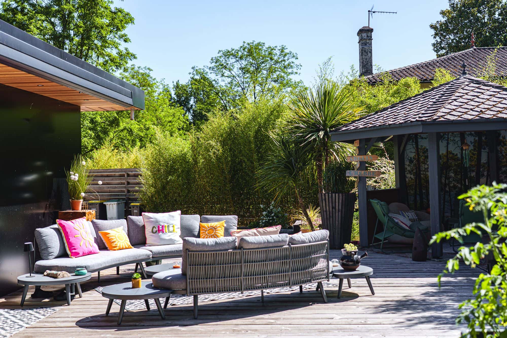 La grande terrasse lounge de la Chill House et son kiosque, au soleil, au Pian-Médoc près de Bordeaux